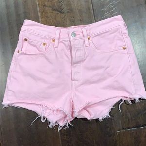 Like new, adorable pink Levi’s shorts size 26